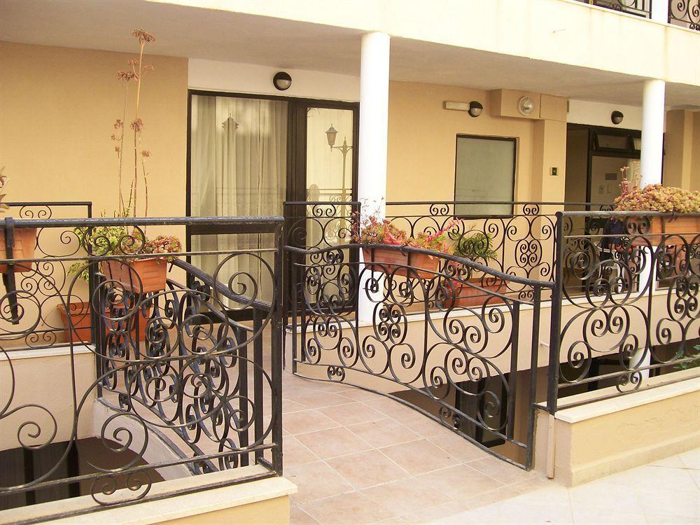 The Crown Hotel Bugibba Bagian luar foto